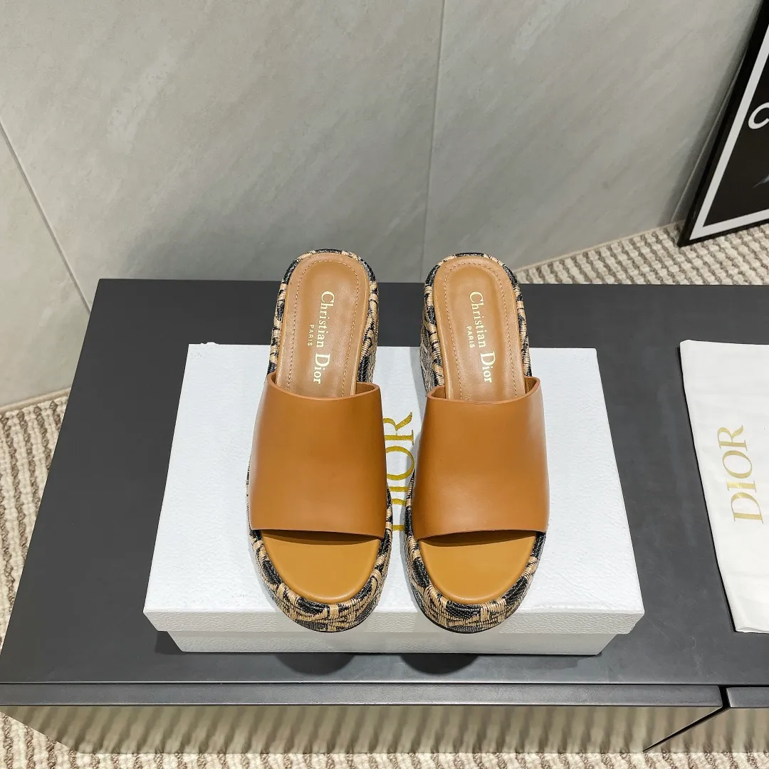 👟👟Ex-factory price 540👟👟 (Top version) Dior 25ss new summer high version sandals. [Round-toe thick-soled sandals] Simple and super versatile. Perfect and luxurious on the feet, can be matched with spring and summer clothes. The foot feels even more comfortable! The material is a perfect replica of the original version. Original disassembly and molding. ❶Material: original customized cowhide ❷Inner lining: original customized sheepskin ❸Feet: original customized sheepskin ❹Outsole: original non-slip slope heel outsole ❺Heel height: 9cm ❻Packaging: original full set of packaging ❼Number of yards: 36-39 (40.41. Customization is not returnable) ☀Color: Official website updated simultaneously